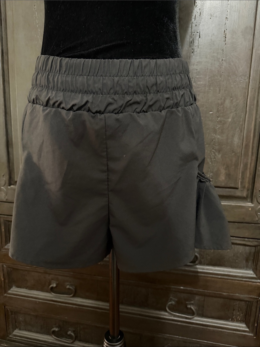 B Black Athletic Flowy Activewear high waste Workout Shorts - Size Medium